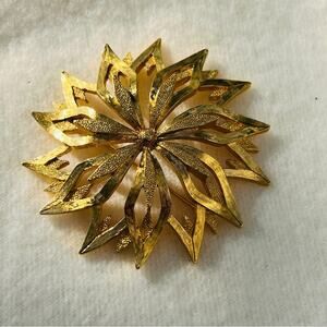 Monet Gold Floral Starburst Brooch Vintage Grandmacore Regencycore Heritage